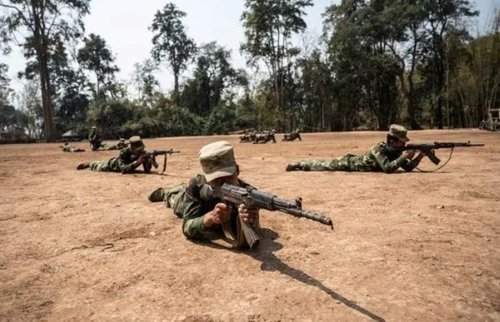 死傷慘重！緬甸內戰再度爆發,緬軍被打得潰不成軍,節節敗退